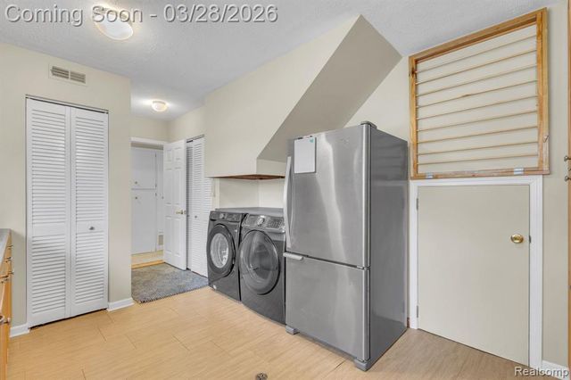 664 King Circle, Lake Orion, MI 48362