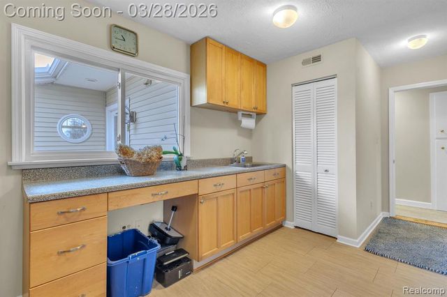 664 King Circle, Lake Orion, MI 48362