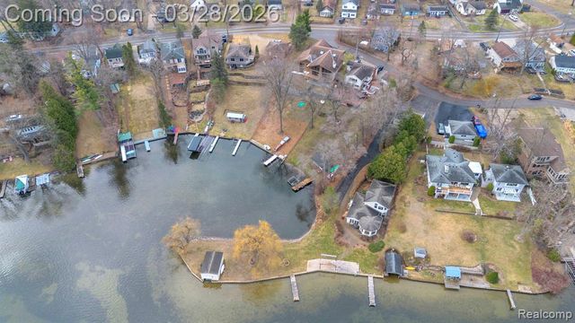 664 King Circle, Lake Orion, MI 48362