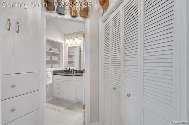 664 King Circle, Lake Orion, MI 48362