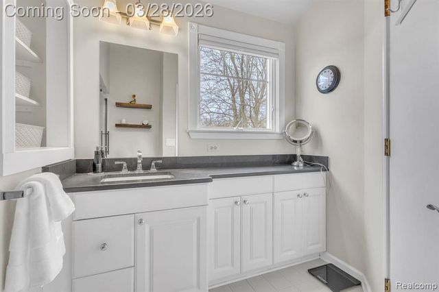 664 King Circle, Lake Orion, MI 48362