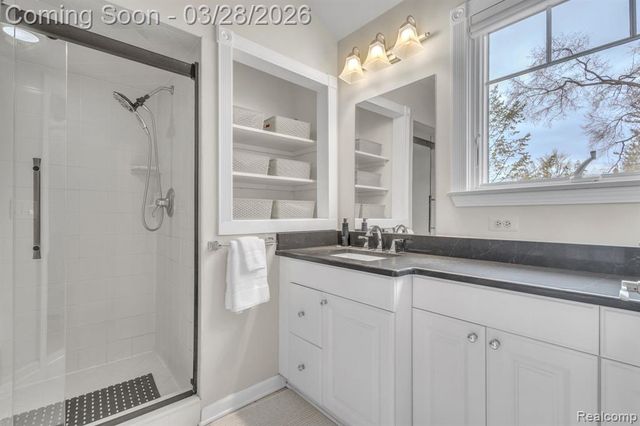 664 King Circle, Lake Orion, MI 48362