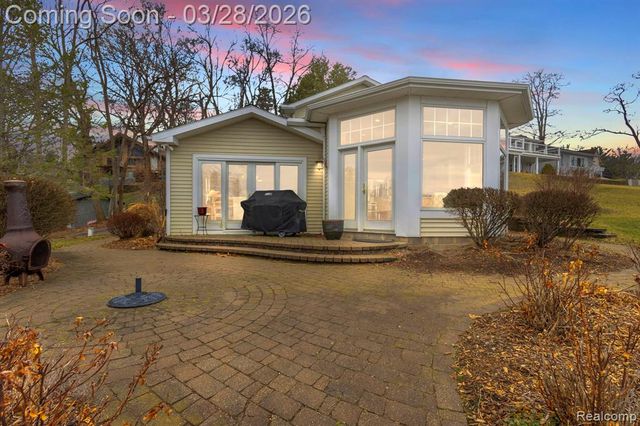 664 King Circle, Lake Orion, MI 48362