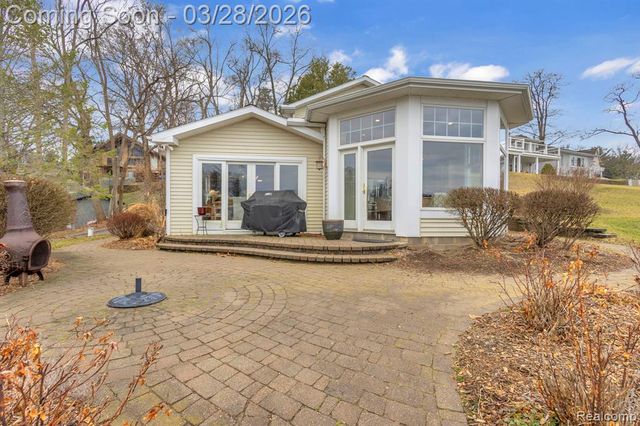 664 King Circle, Lake Orion, MI 48362