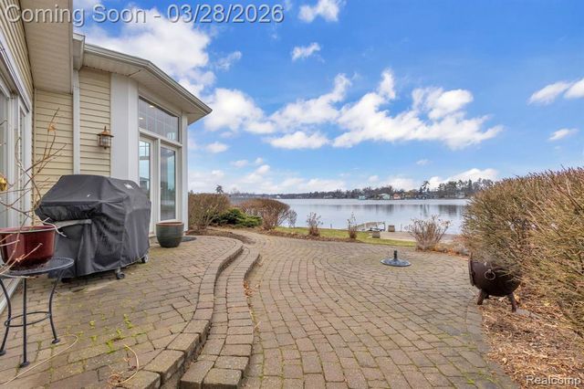 664 King Circle, Lake Orion, MI 48362