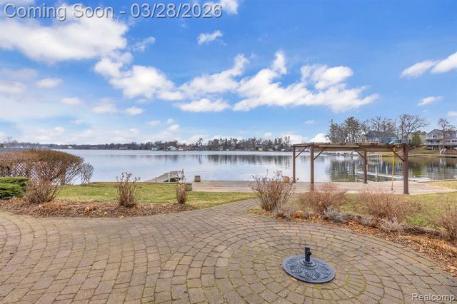 664 King Circle, Lake Orion, MI 48362