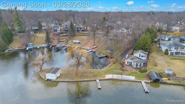 664 King Circle, Lake Orion, MI 48362
