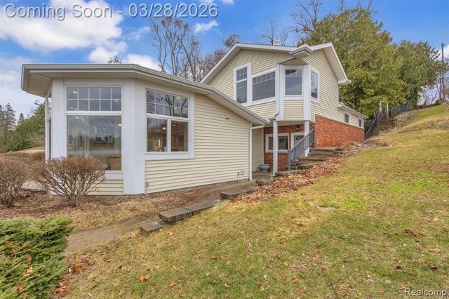 664 King Circle, Lake Orion, MI 48362