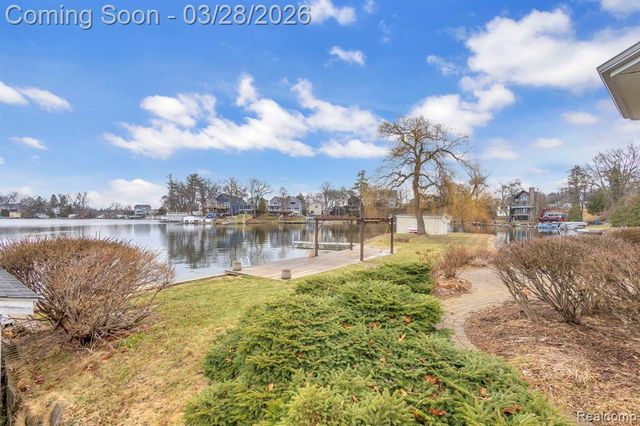 664 King Circle, Lake Orion, MI 48362