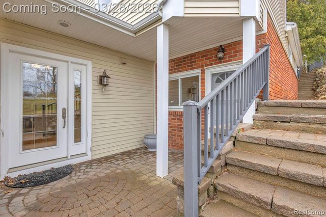 664 King Circle, Lake Orion, MI 48362