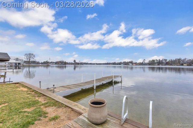 664 King Circle, Lake Orion, MI 48362