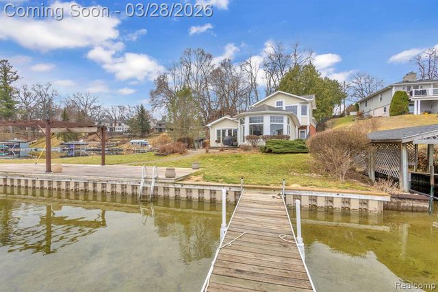 664 King Circle, Lake Orion, MI 48362