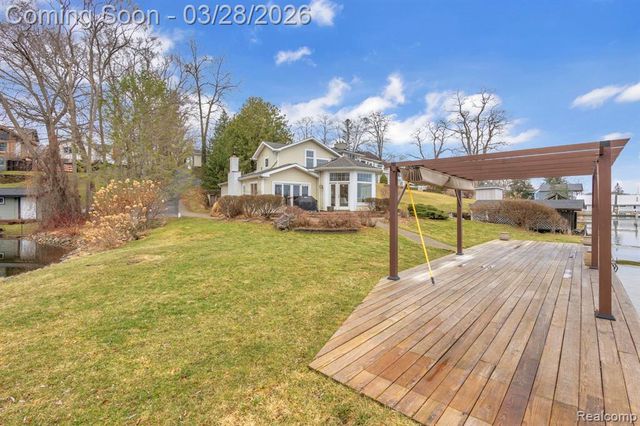 664 King Circle, Lake Orion, MI 48362