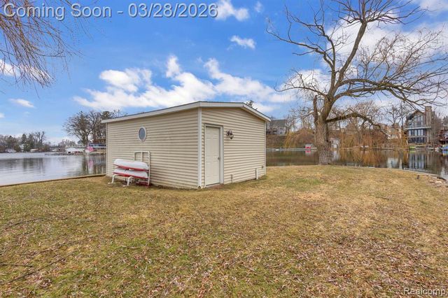 664 King Circle, Lake Orion, MI 48362