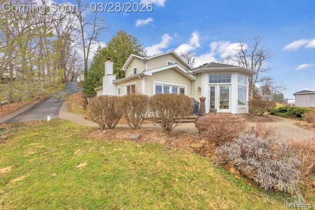 664 King Circle, Lake Orion, MI 48362