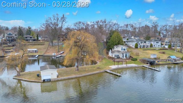 664 King Circle, Lake Orion, MI 48362