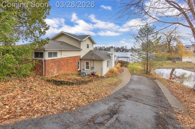 664 King Circle, Lake Orion, MI 48362