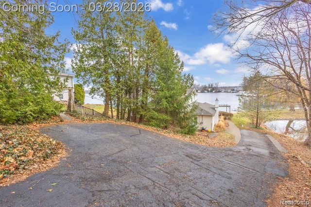 664 King Circle, Lake Orion, MI 48362