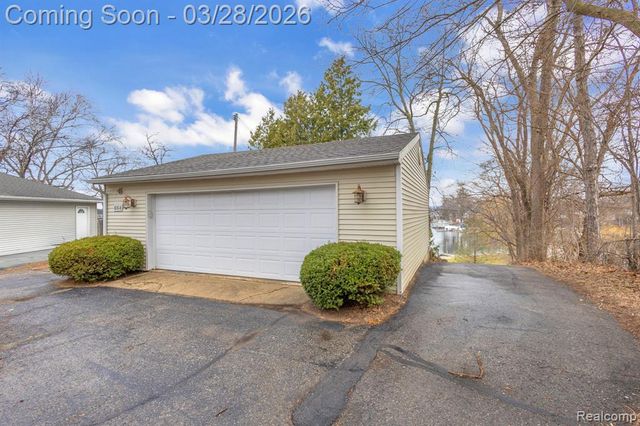664 King Circle, Lake Orion, MI 48362