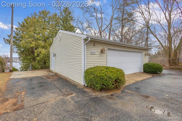 664 King Circle, Lake Orion, MI 48362