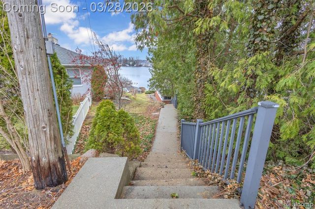 664 King Circle, Lake Orion, MI 48362