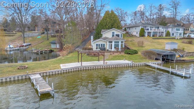 664 King Circle, Lake Orion, MI 48362