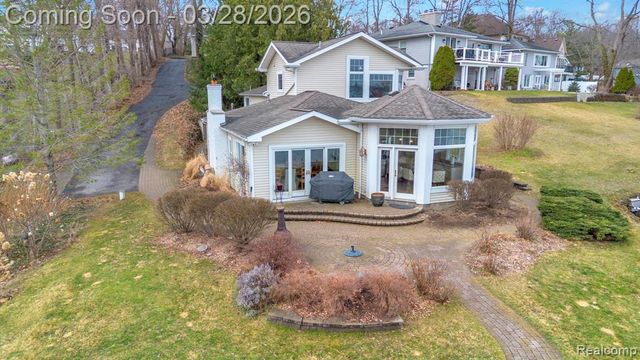664 King Circle, Lake Orion, MI 48362