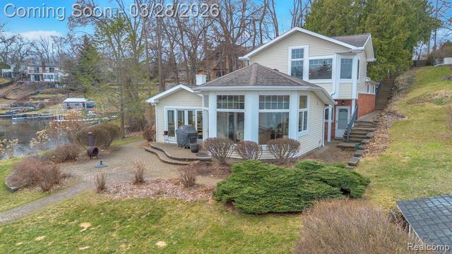 664 King Circle, Lake Orion, MI 48362