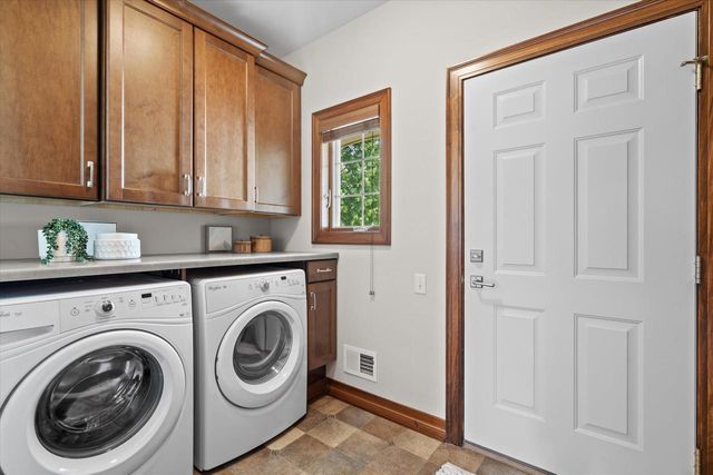1443 Hidden Waters CIRCLE, West Bend, WI 53095