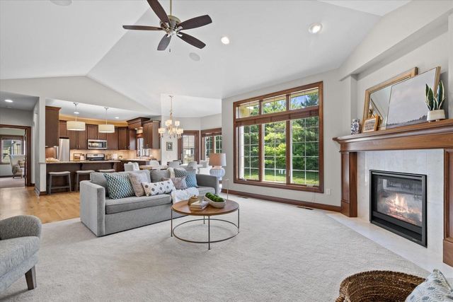 1443 Hidden Waters CIRCLE, West Bend, WI 53095