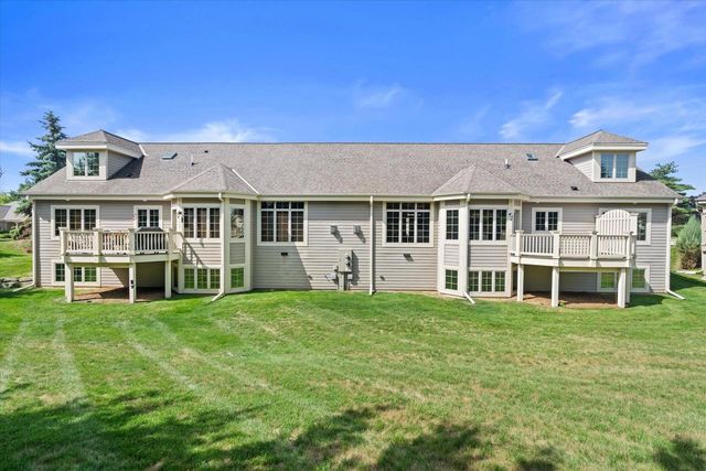 1443 Hidden Waters CIRCLE, West Bend, WI 53095