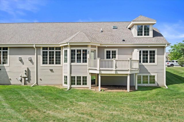 1443 Hidden Waters CIRCLE, West Bend, WI 53095