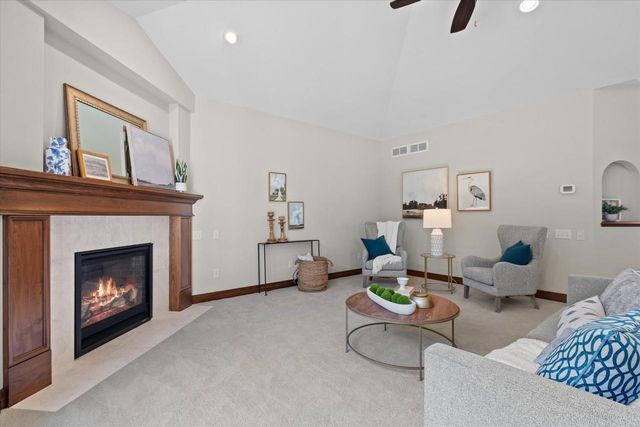 1443 Hidden Waters CIRCLE, West Bend, WI 53095