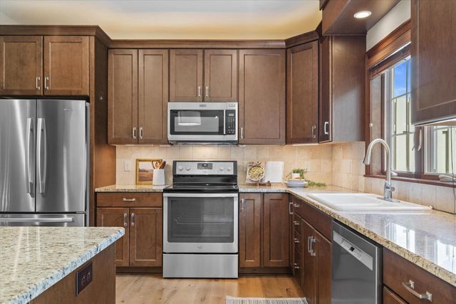 1443 Hidden Waters CIRCLE, West Bend, WI 53095