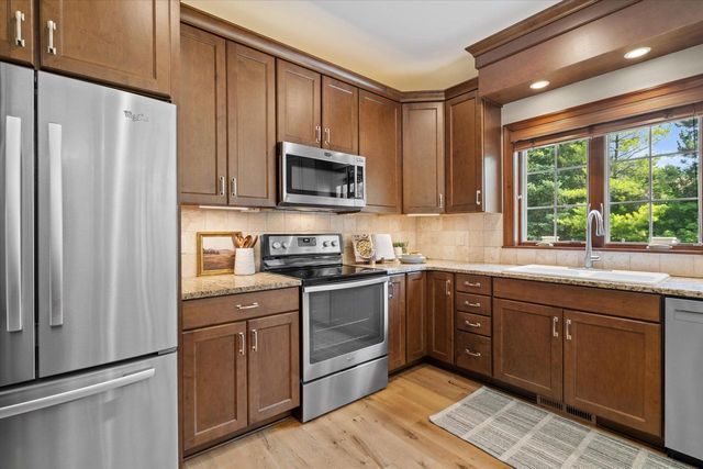 1443 Hidden Waters CIRCLE, West Bend, WI 53095