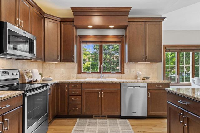1443 Hidden Waters CIRCLE, West Bend, WI 53095