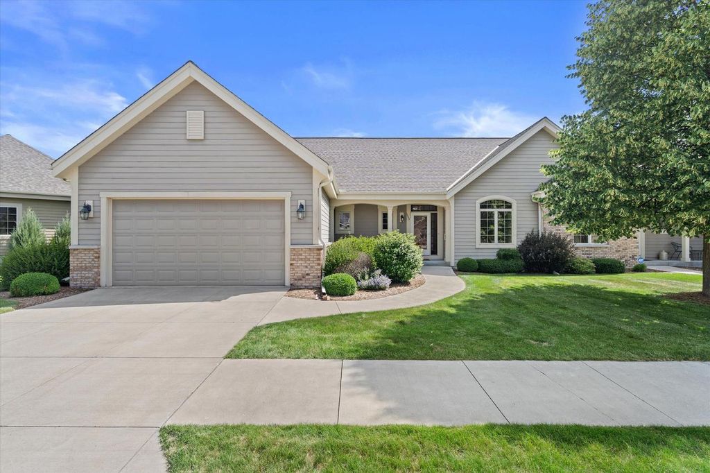 1443 Hidden Waters CIRCLE, West Bend, WI 53095