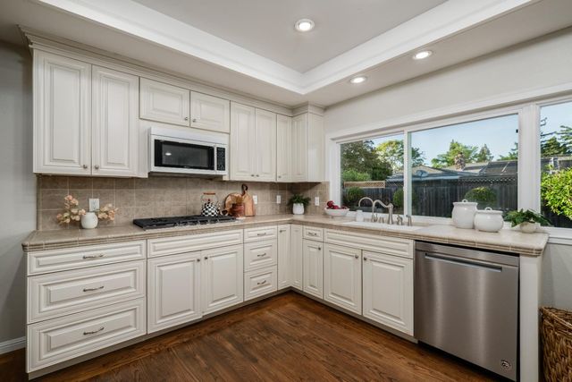 2681 Latham Dr, Sacramento, CA 95864