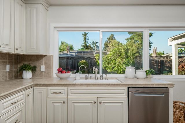 2681 Latham Dr, Sacramento, CA 95864