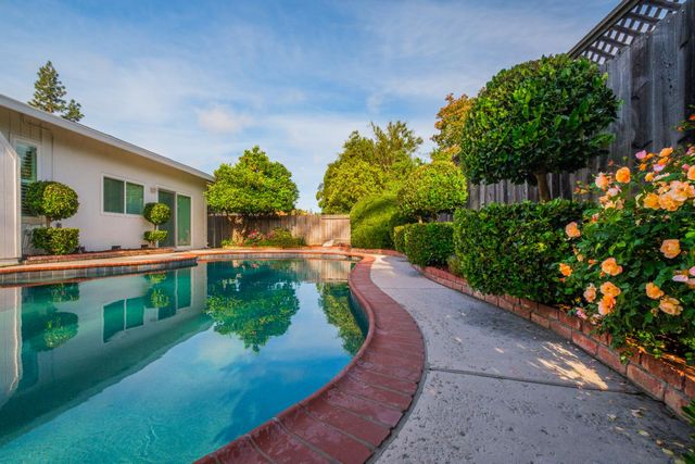 2681 Latham Dr, Sacramento, CA 95864