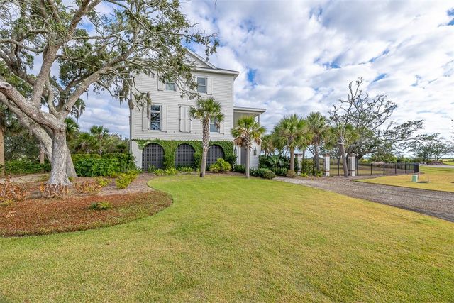 295 McIntosh Ave, St Simons Island, GA 31522