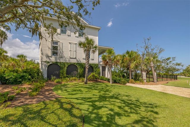 295 McIntosh Ave, St Simons Island, GA 31522