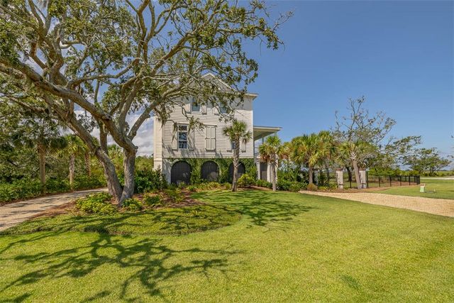 295 McIntosh Ave, St Simons Island, GA 31522