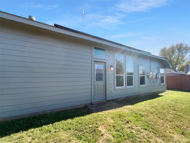 104 Crown Drive, Rhome, TX 76078