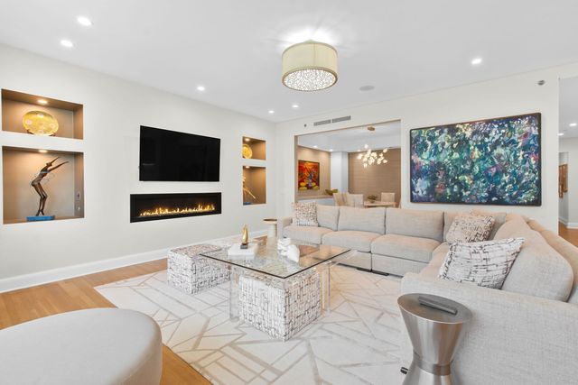 270 E Pearson Street 803, Chicago, IL 60611