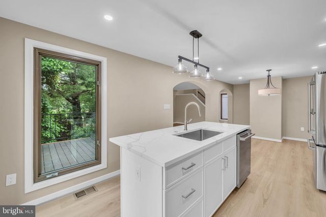 1806 N SHORE CT, Reston, VA 20190
