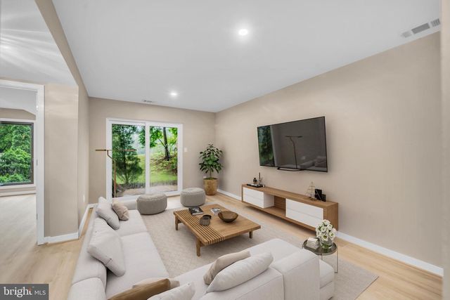 1806 N SHORE CT, Reston, VA 20190