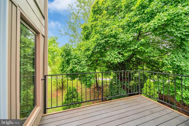 1806 N SHORE CT, Reston, VA 20190