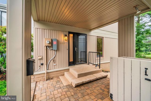1806 N SHORE CT, Reston, VA 20190