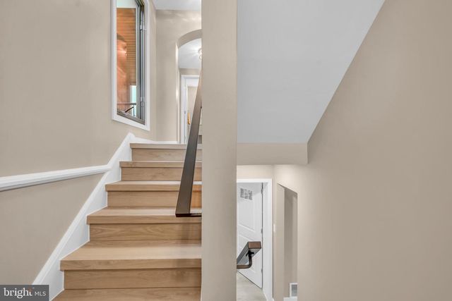 1806 N SHORE CT, Reston, VA 20190